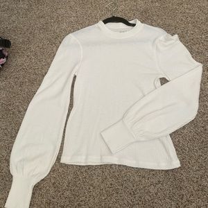 Cute white top, perfect for the fall with a pair of jeans and some cute boots